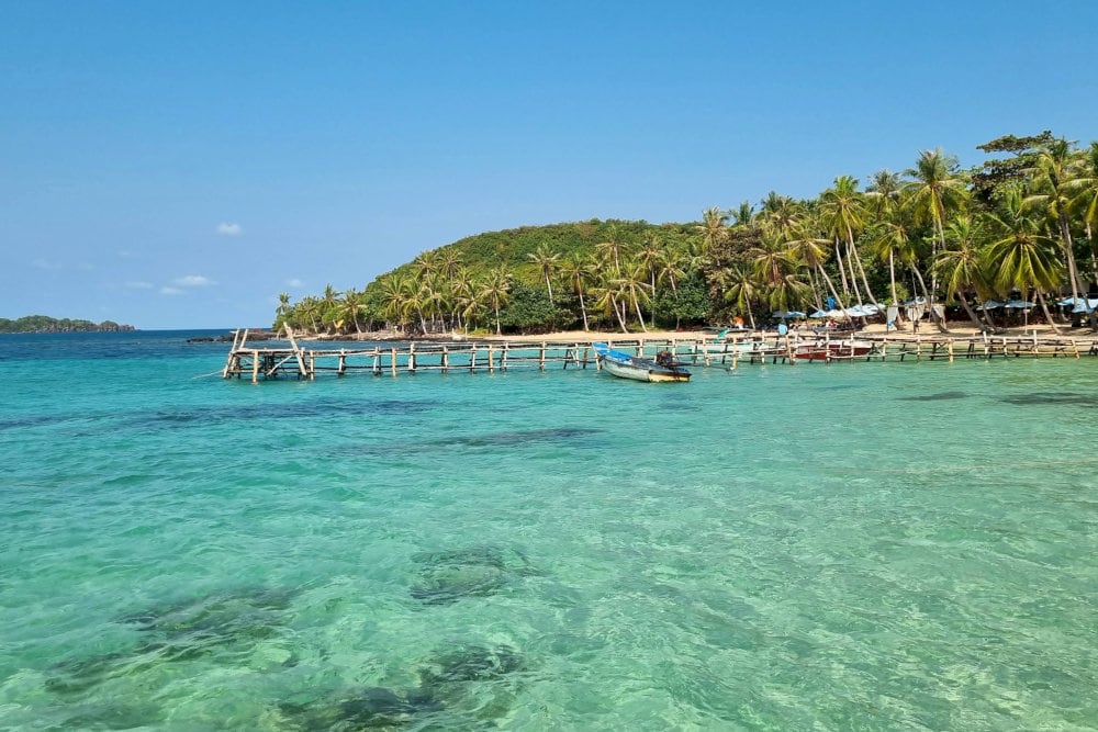 May Rut Island is known as a pearl island paradise, boasting crystal-clear turquoise waters and a charming landscape adorned with swaying coconut trees